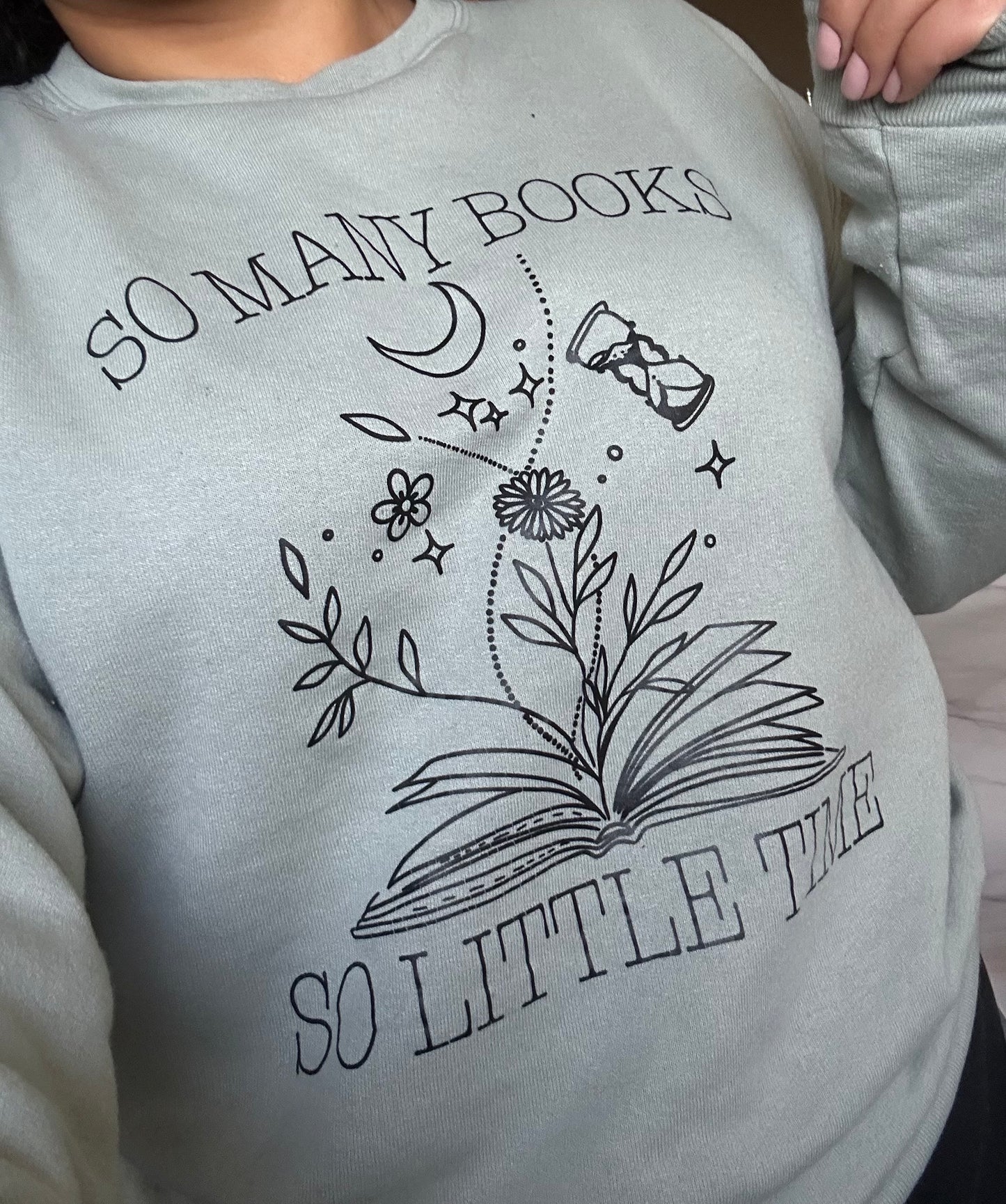 SO MANY BOOKS SO LITTLE TIME crewneck sweatshirt